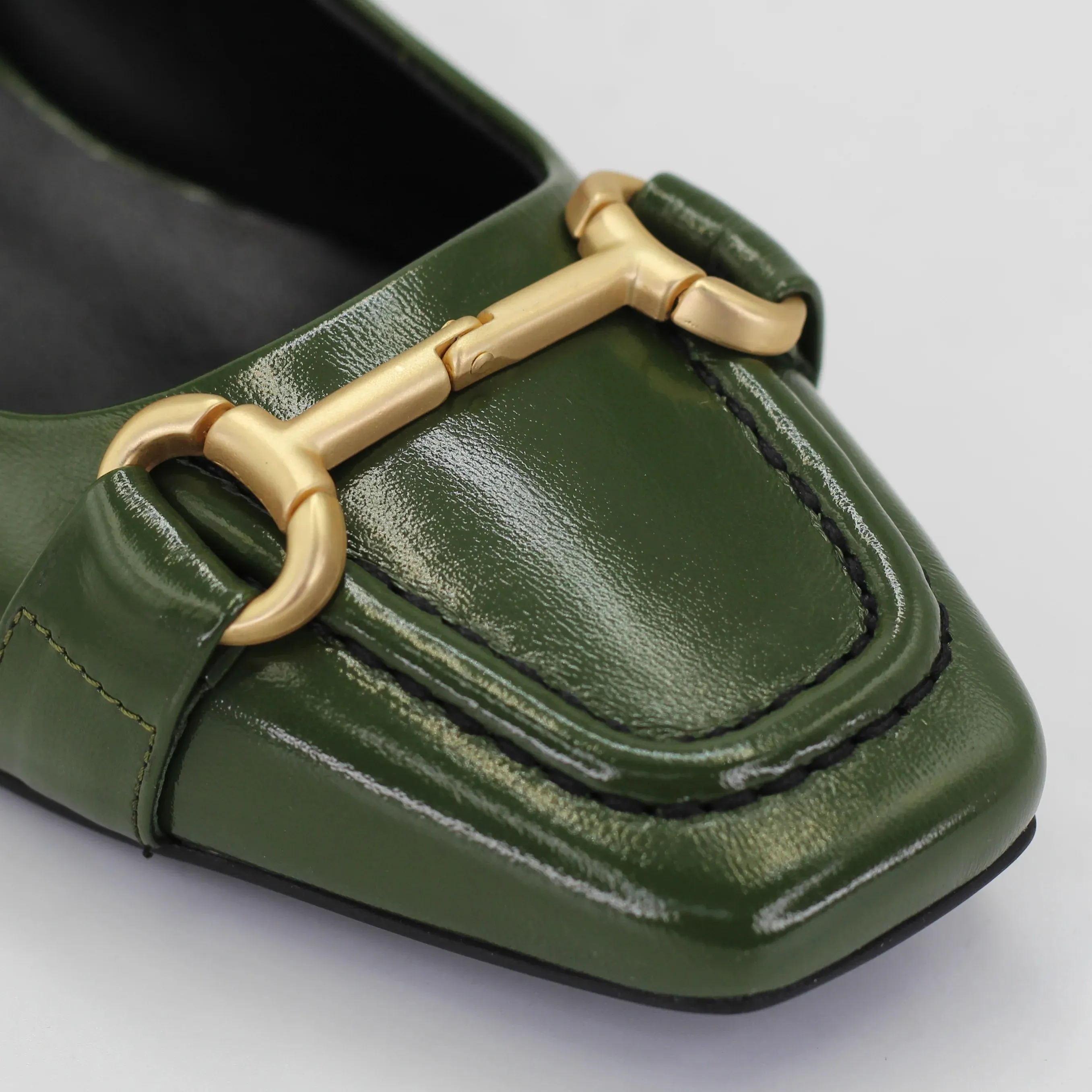 Women's pump with buckle in calf leather verde (DARIA54)